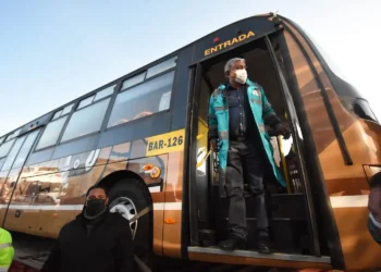 Arias visita a los 48 PumaKatari en Patacamaya y dice que resurgirán como ‘ave Fénix’