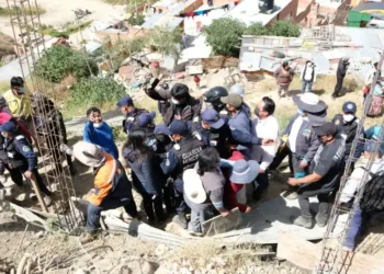 El alcalde Arias y dos obreros son agredidos cuando intervinieron una construcción ilegal