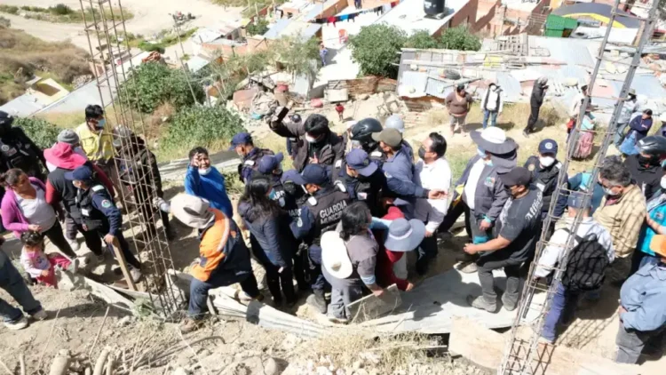 El alcalde Arias y dos obreros son agredidos cuando intervinieron una construcción ilegal
