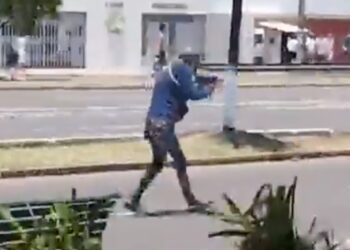 Miembros de la UJC usan armas de fabricación casera para repeler la represión policial