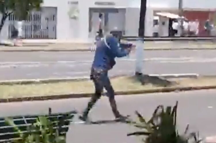 Miembros de la UJC usan armas de fabricación casera para repeler la represión policial