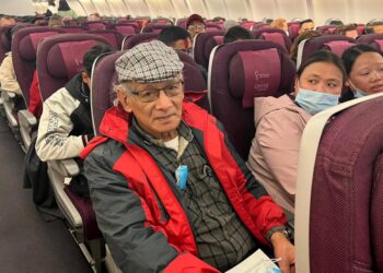 El asesino en serie francés Charles Sobhraj, en su asiento del avión con destino Francia, el 23 de diciembre de 2022 en Katmandú. Foto: AFP.