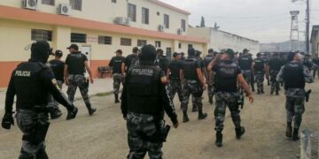 Atacan con disparos e intimidan a dos medios de comunicación en Ecuador
