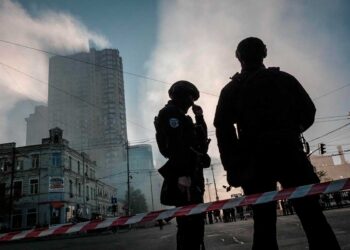 policias_ucranianos_calle después_ataque_drones_Kiev