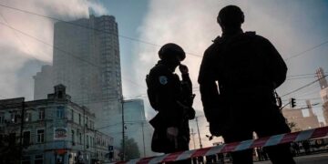 policias_ucranianos_calle después_ataque_drones_Kiev