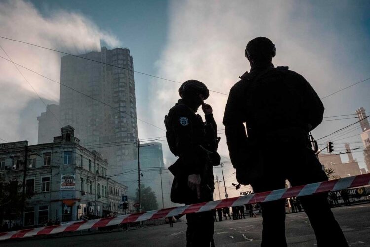 policias_ucranianos_calle después_ataque_drones_Kiev