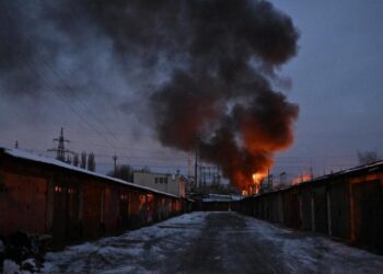 Una instalación energética arde tras un ataque con drones a Kiev, el 19 de diciembre de 2022. Foto: AFP.
