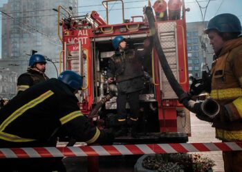 bomberos_ucranianos_suministran_agua_despues_ataque_drones