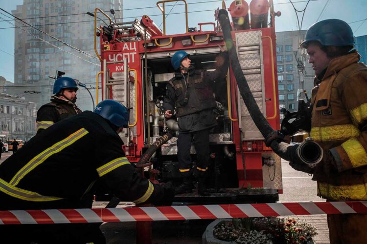 bomberos_ucranianos_suministran_agua_despues_ataque_drones