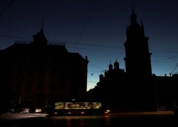 Vista nocturna de la ciudad de Lviv, afectada por cortes de energía, en una imagen del 10 de octubre. Foto: Reuters.