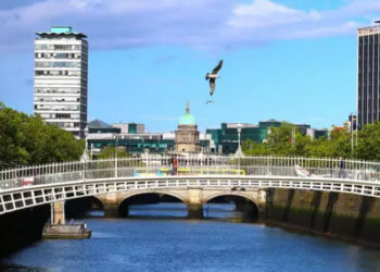 Manifestantes lanzan un ataúd al río de Dublín coincidiendo con el funeral de Isabel II