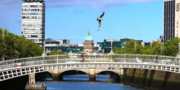 Manifestantes lanzan un ataúd al río de Dublín coincidiendo con el funeral de Isabel II