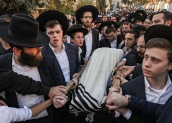 Un adolescente israelí-canadiense murió y 14 personas resultaron heridas en un doble atentado contra paradas de autobús en Jerusalén.