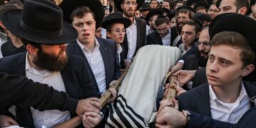 Un adolescente israelí-canadiense murió y 14 personas resultaron heridas en un doble atentado contra paradas de autobús en Jerusalén.