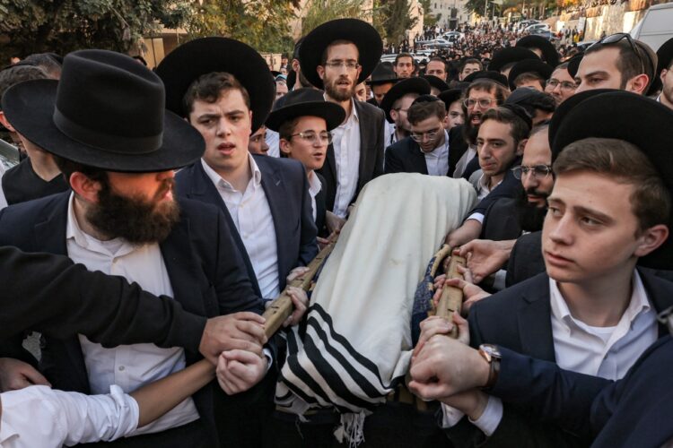 Un adolescente israelí-canadiense murió y 14 personas resultaron heridas en un doble atentado contra paradas de autobús en Jerusalén.