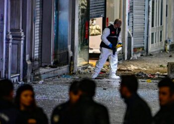 Un miembro del equipo forense de la policía de investigación de la escena del crimen trabaja mientras policías turcos aseguran el área después de que una fuerte explosión de origen desconocido sacudiera la concurrida calle comercial de Istiklal en Estambul, el 13 de noviembre de 2022. Foto: AFP.