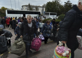 Evacuación de civiles en la ciudad de Jersón. Foto: AP.
