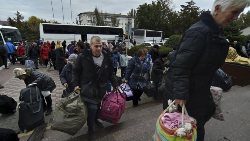 Evacuación de civiles en la ciudad de Jersón. Foto: AP.