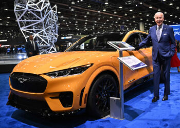 Biden, en el Salón de Detroit, destaca el impulso a los autos eléctricos