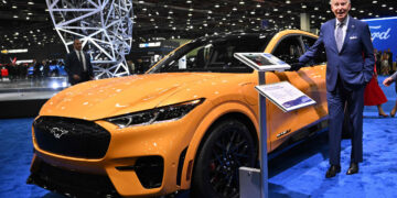 Biden, en el Salón de Detroit, destaca el impulso a los autos eléctricos