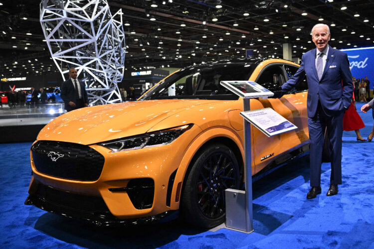 Biden, en el Salón de Detroit, destaca el impulso a los autos eléctricos