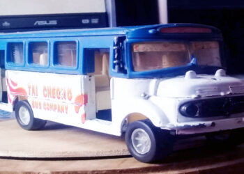 La historia del transporte paceño en autos a escala