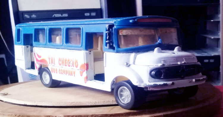 La historia del transporte paceño en autos a escala