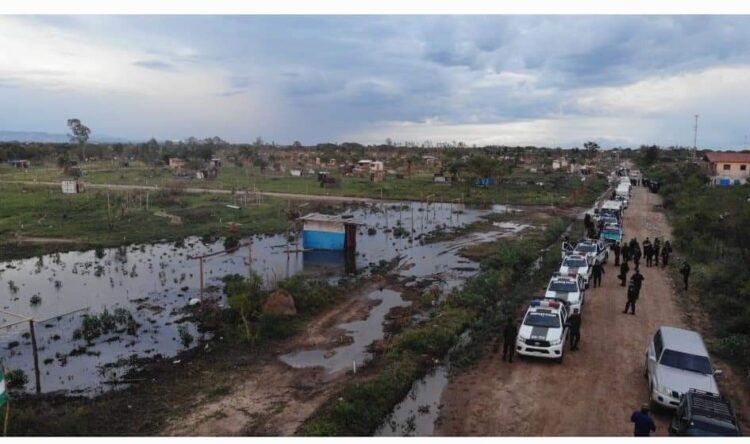 La Policía interviene predios avasallados en Santa Cruz y aprehende a 10 personas
