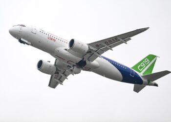 China presentó la primera gran aeronave de pasajeros producida por el país, el C919.