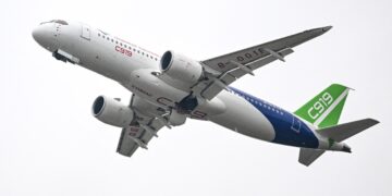 China presentó la primera gran aeronave de pasajeros producida por el país, el C919.