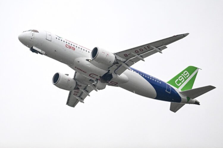 China presentó la primera gran aeronave de pasajeros producida por el país, el C919.