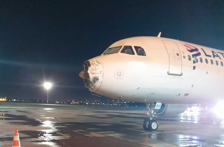 avion_de_latam_aterrizo_de_emergencia_sin_motor.jpg