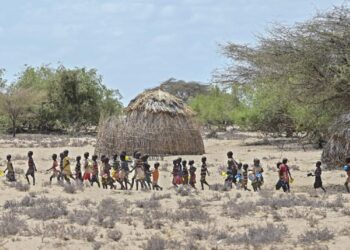 Unos niños de la comunidad turkana hacen fila para recibir comida de UNICEF en un punto de distribución en Nadoto, Kenia, el 18 de octubre de 2022. Foto: AFP.