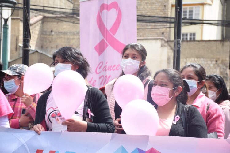 Mujeres participan de la inauguración de la campaña Octubre Rosa. Foto: AMUN