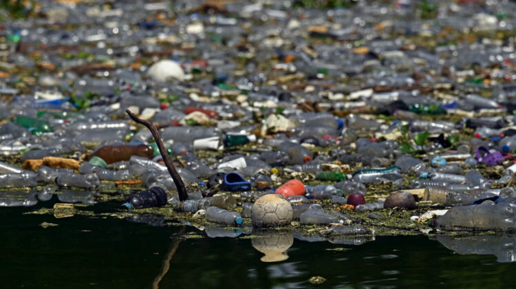 La contaminación plástica se apodera de ríos, lagos y playas en Centroamérica