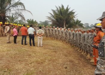 Militares y autoridades coordinan acciones contra el fuego. Foto: Ministerio de Defensa Civil