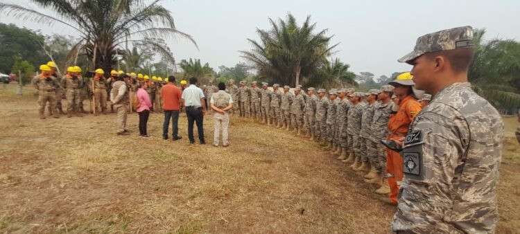 Militares y autoridades coordinan acciones contra el fuego. Foto: Ministerio de Defensa Civil