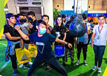 Jóvenes participan de una de las actividades de la Expocruz. Foto: Expocruz