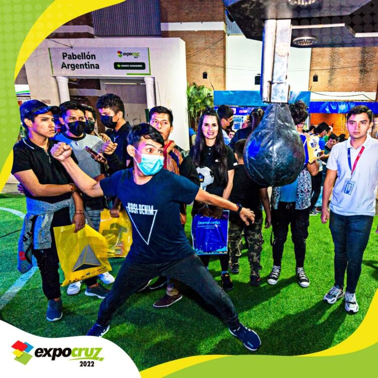 Jóvenes participan de una de las actividades de la Expocruz. Foto: Expocruz