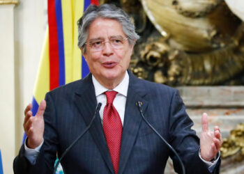 El presidente de Ecuador firma la creación del Ministerio de la Mujer.