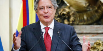El presidente de Ecuador firma la creación del Ministerio de la Mujer.