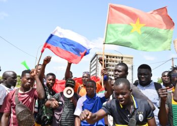 Tras el golpe de Estado en Burkina Faso, manifestantes agitan banderas rusas