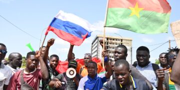 Tras el golpe de Estado en Burkina Faso, manifestantes agitan banderas rusas