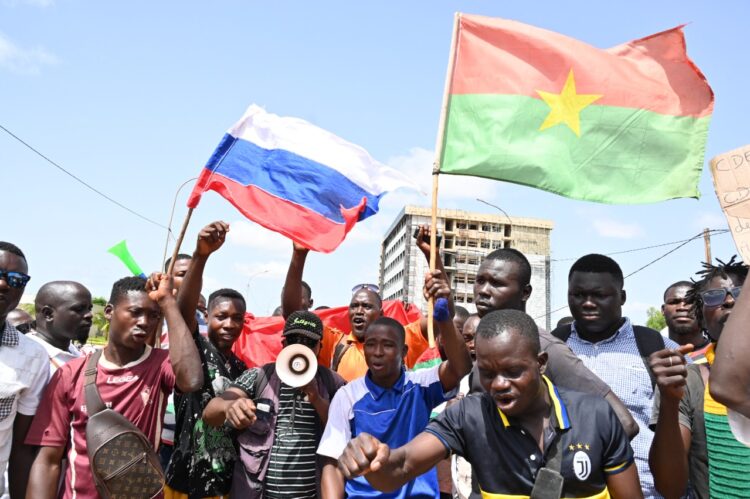 Tras el golpe de Estado en Burkina Faso, manifestantes agitan banderas rusas