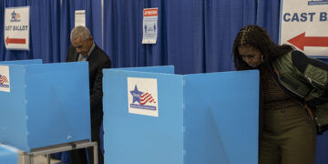 Barack y Michelle Obama votan por adelantado en las elecciones de mitad de mandato e instan a la participación