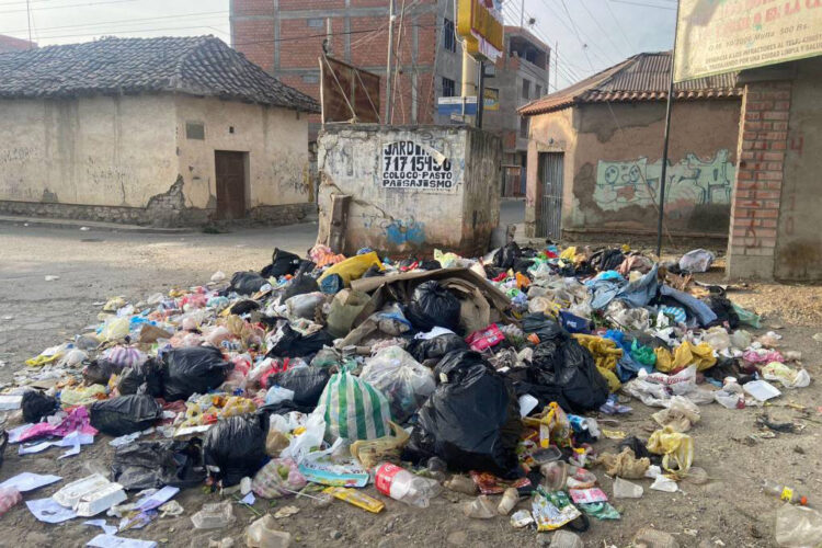 Quillacollo se llena de basura tras nueve días de bloqueo en el botadero