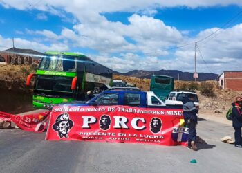 Trabajadores sindicalizados bloquean la carretera. Foto: Archivo APG