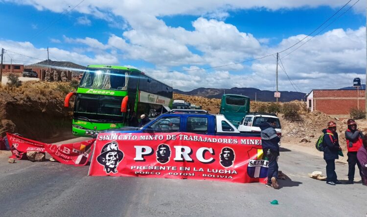 Trabajadores sindicalizados bloquean la carretera. Foto: Archivo APG