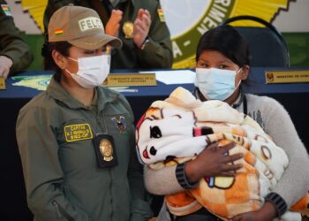 Momento en que la Policía entrega al bebé Álex