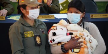 Momento en que la Policía entrega al bebé Álex